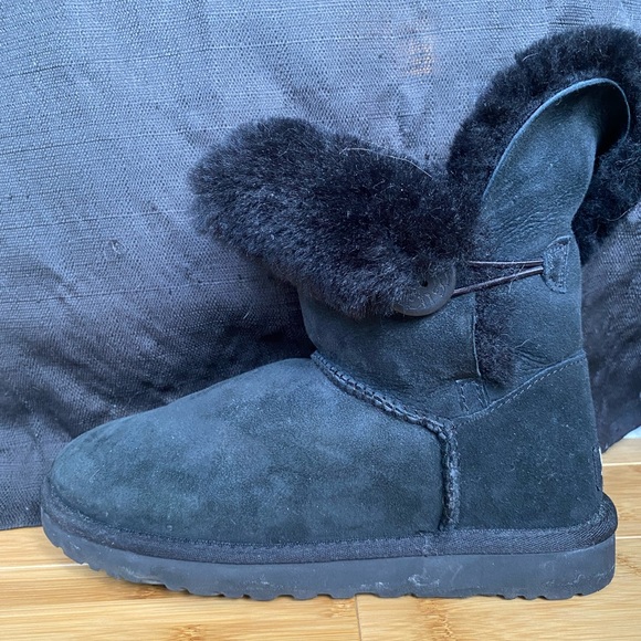 Women’s Classic Uggs Boot - Picture 3 of 3